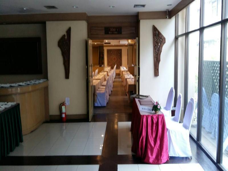 Отель Pinnacle Lumpinee Park